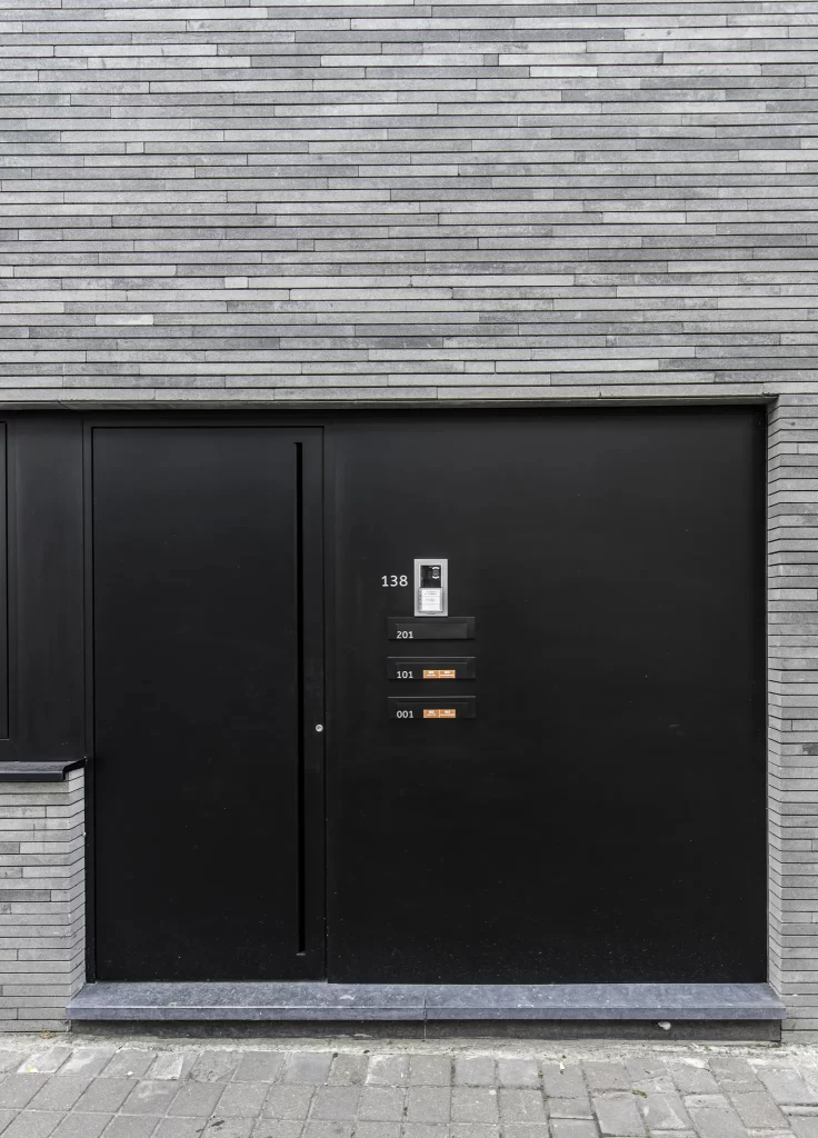 Materiaal: Aluminium - Kleur ramen: Zwart - Deurtype: Voordeur - Kleur deuren: Zwart - Kaders deuren: Recto - Kaders ramen: Recto - Vleugels ramen: Fino