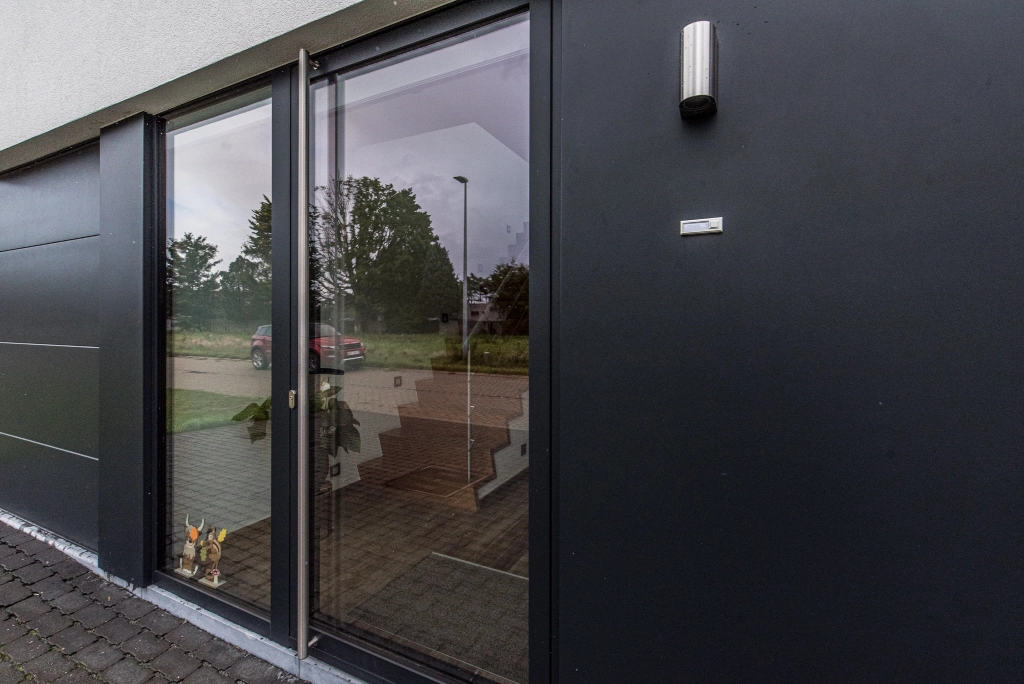 Heirman is een toonaangevende leverancier van beglazing van Profel deuren in Sint Niklaas en omgeving. Als u op zoek bent naar kwalitatief hoogwaardige beglazing voor uw Profel deuren, dan bent u bij ons aan het juiste adres. Wij begrijpen dat beglazing niet alleen dient als esthetische toevoeging aan uw deur, maar ook een belangrijke rol speelt bij het bieden van isolatie, veiligheid en geluidsisolatie. Daarom bieden wij een breed scala aan beglazingsopties om aan uw specifieke behoeften te voldoen. Onze beglazingsopties omvatten onder andere enkel, dubbel en driedubbel glas, gehard glas, veiligheidsglas en geluidswerend glas. Of u nu op zoek bent naar extra isolatie, veiligheid of bescherming tegen geluidshinder, wij hebben een optie die bij u past. Onze ervaren en deskundige monteurs zorgen voor een professionele installatie van de beglazing in uw Profel deuren. We zorgen ervoor dat de beglazing perfect past bij uw deuren en dat het voldoet aan alle veiligheids- en isolatievereisten. Bovendien bieden we ook een uitstekende nazorgservice om ervoor te zorgen dat uw beglazing optimaal blijft functioneren. Als u op zoek bent naar beglazingsopties voor uw Profel deuren, dan kunt u erop vertrouwen dat Heirman de beste kwaliteit en service biedt. We zijn toegewijd aan het leveren van de hoogste kwaliteit beglazing voor onze klanten en we garanderen dat u tevreden zult zijn met onze producten en service. Neem vandaag nog contact met ons op om meer te weten te komen over onze beglazingsopties voor Profel deuren.